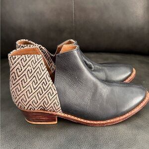 The Root Collective Blythe Sustainable and Fair Trade ankle boots!‎ Size 6.